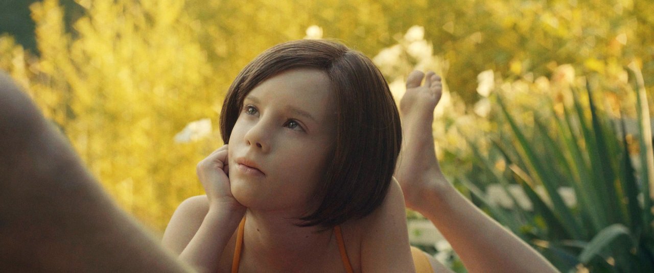 <div class='slide_cap'><div class='sw_hg'><h1>THE TROUBLE WITH BEEING BORN</h1><br><h2>Spielfilm, 2020</h2></div><a class='no_visible' href='/projekte/2019_11_13_the_trouble_with_beeing_born/#slide'></a></div>