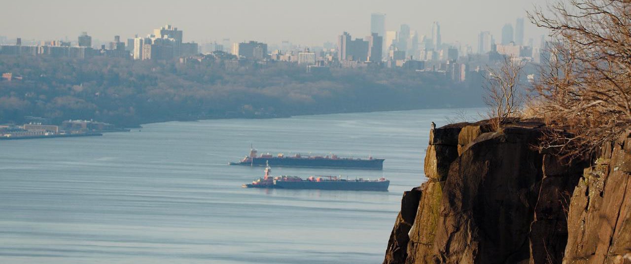 <div class='slide_cap'><div class='sw_hg'><h1>Universum</h1><br><h1 class='zeile_2'>Hudson River - Der Fluss zwischen Wildnis und Skyline</h1><br><h2>Dokumentation, 2021</h2></div><a class='no_visible' href='/projekte/2023-01-10_universum_hudson/#slide'></a></div>