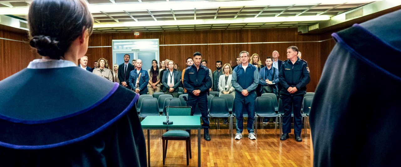 <div class='slide_cap'><div class='sw_hg'><h1>Tatort - Alles was Recht ist</h1><br><h2>TV Serie, 2022</h2></div><a class='no_visible' href='/projekte/2022-02-18_tatort-awri/#slide'></a></div>