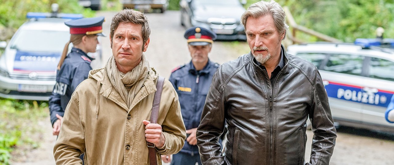 <div class='slide_cap'><div class='sw_hg'><h1>Soko Donau</h1><br><h2>TV Serie Staffel 16</h2></div><a class='no_visible' href='/projekte/2020_09_20_sokodonauxvi/#slide'></a></div>
