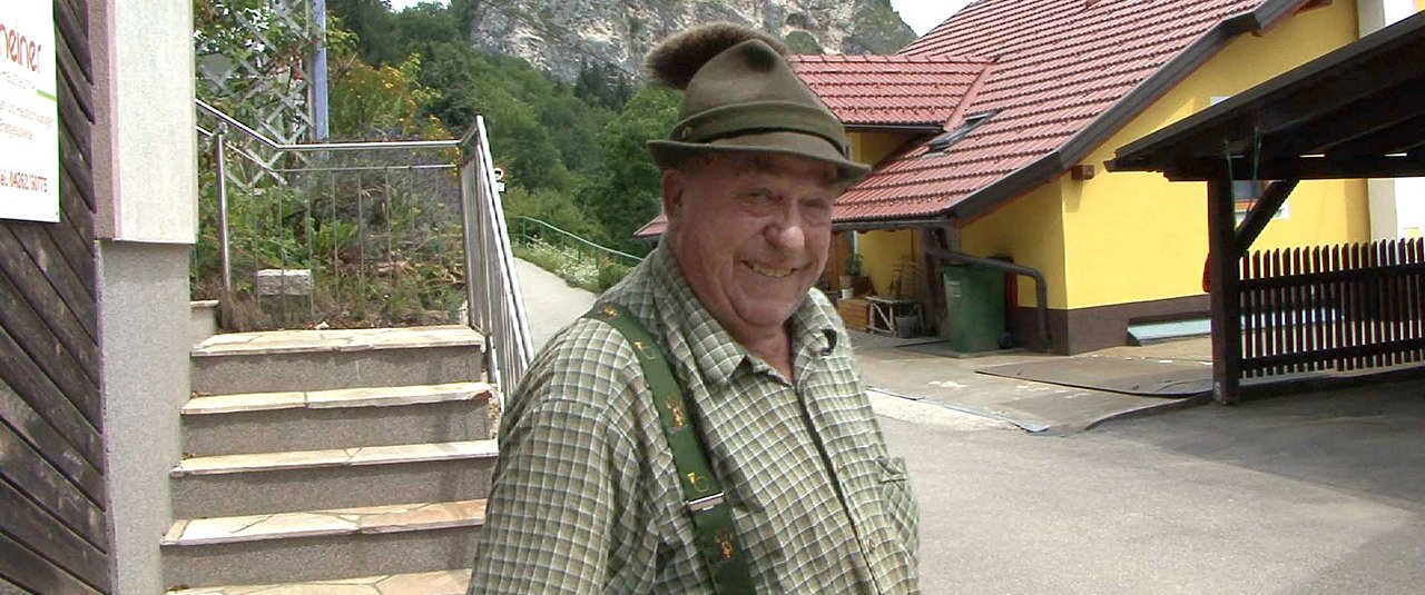 <div class='slide_cap'><div class='sw_hg'><h1>Griffen - On the Tracks of Peter Handke</h1><br><h2>Documentary, 2012</h2></div><a class='no_visible' href='/en/projects/2012_04_01_griffen/#slide'></a></div>