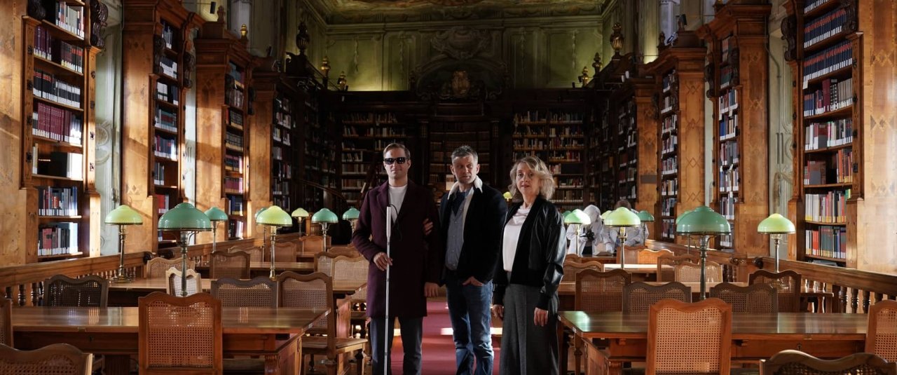 <div class='slide_cap'><div class='sw_hg'><h1>Blind ermittelt – Die nackte Kaiserin</h1><br><h2>FERNSEHFILM, 2021</h2></div><a class='no_visible' href='/projekte/2023_05_15_blind-ermittelt_die-nackte-kaiserin/#slide'></a></div>