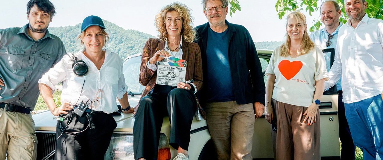 <div class='slide_cap'><div class='sw_hg'><h1>Mit und ohne Simone</h1><br><h2>Fernsehfilm, 2025</h2></div><a class='no_visible' href='/projekte/2026_05_12_mit_und_ohne_simone/#slide'></a></div>