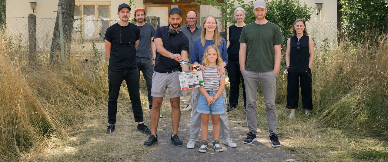 <div class='slide_cap'><div class='sw_hg'><h1>Heimsuchung</h1><br><h2>Kino Spielfilm, 2022</h2></div><a class='no_visible' href='/projekte/2021_03_03_heimsuchung/#slide'></a></div>