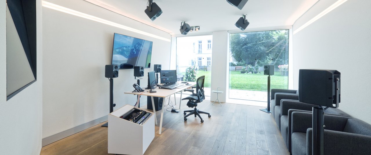 <div class='slide_cap'><div class='sw_hg'><h1>Dolby Atmos, Dolby 5.1 / 7.1 Studio</h1><br><h2>The Grand Post Garden Suite Kaiserstrasse</h2></div><a href='/en/studios/'><span>zu den Studios</span></a></div>