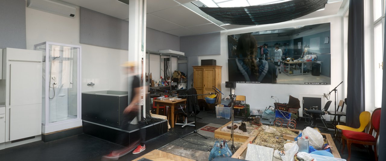 <div class='slide_cap'><div class='sw_hg'><h1>Grand Foley Stage</h1><br><h2>Studio für Geräuscheaufnahmen Seidengasse</h2></div><a href='/studios/'><span>zu den Studios</span></a></div>