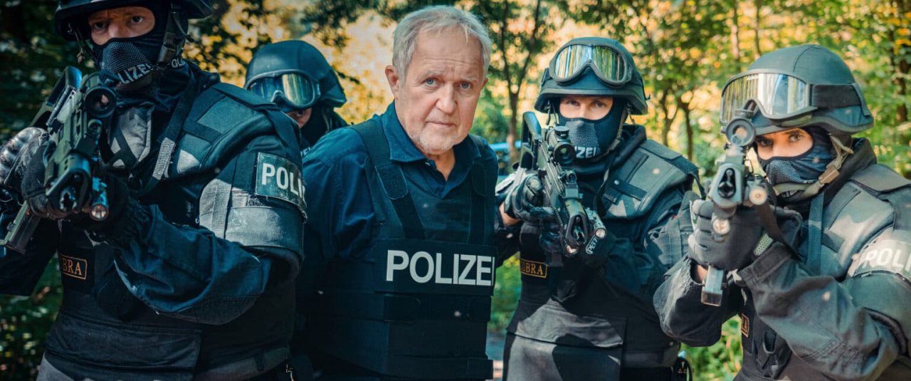 <div class='slide_cap'><div class='sw_hg'><h1>tatort – gegen die zeit</h1><br><h2>Fernsehfilm, 2026</h2></div><a class='no_visible' href='/projekte/2026_04_14_tatort_gegendiezeit/#slide'></a></div>