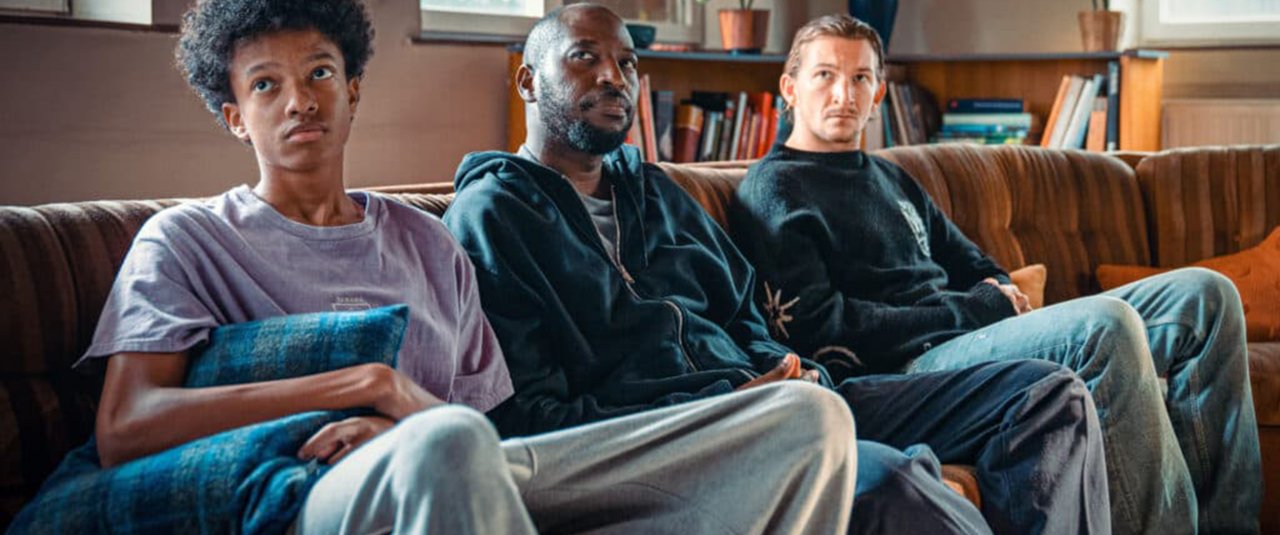 <div class='slide_cap'><div class='sw_hg'><h1>tatort gegen die zeit</h1><br><h2>Fernsehfilm, 2026</h2></div><a class='no_visible' href='/projekte/2026_04_14_tatort_gegendiezeit/#slide'></a></div>