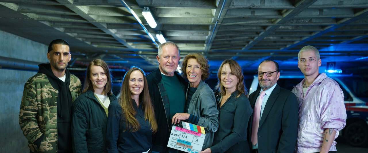 <div class='slide_cap'><div class='sw_hg'><h1>TATORT – DEINE MUTTER</h1><br><h2>TV SERIE, 2023-2024</h2></div><a class='no_visible' href='/projekte/2024_09_05_tatort_deinemutter/#slide'></a></div>