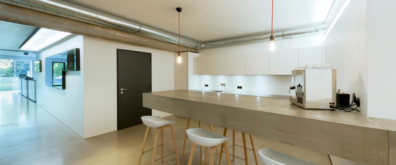 <div class='slide_cap'><div class='sw_hg'><h1>Küche & Lounge</h1><br><h2>Kaffee & Snacks in der Kaiserstrasse</h2></div><a href='/studios/'><span>Zu den Studios</span></a></div>