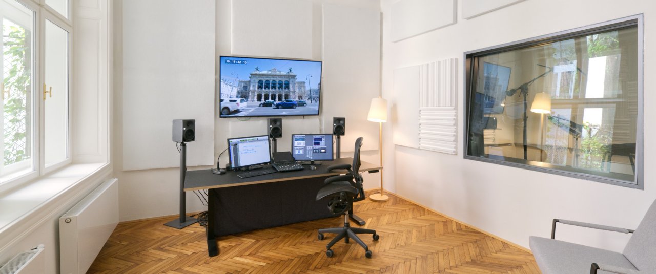 <div class='slide_cap'><div class='sw_hg'><h1>Edit 1 & ADR Stage</h1><br><h2>Sprach- & Synchronisationsaufnahmen Seidengasse</h2></div><a href='/studios/'><span>Zu den Studios</span></a></div>