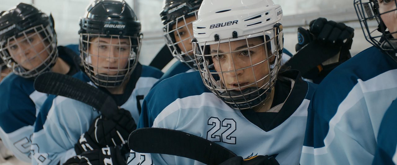 <div class='slide_cap'><div class='sw_hg'><h1>Breaking The Ice</h1><br><h2>Kino Spielfilm, 2022</h2></div><a class='no_visible' href='/projekte/2021_12_02_regeln-brechen/#slide'></a></div>