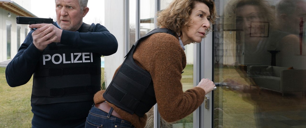 <div class='slide_cap'><div class='sw_hg'><h1>Tatort: Was ist das für eine Welt</h1><br><h2>TV Serie, 2023</h2></div><a class='no_visible' href='/projekte/2023-01-30_tatort_was-ist-das-fuer-eine-welt/#slide'></a></div>